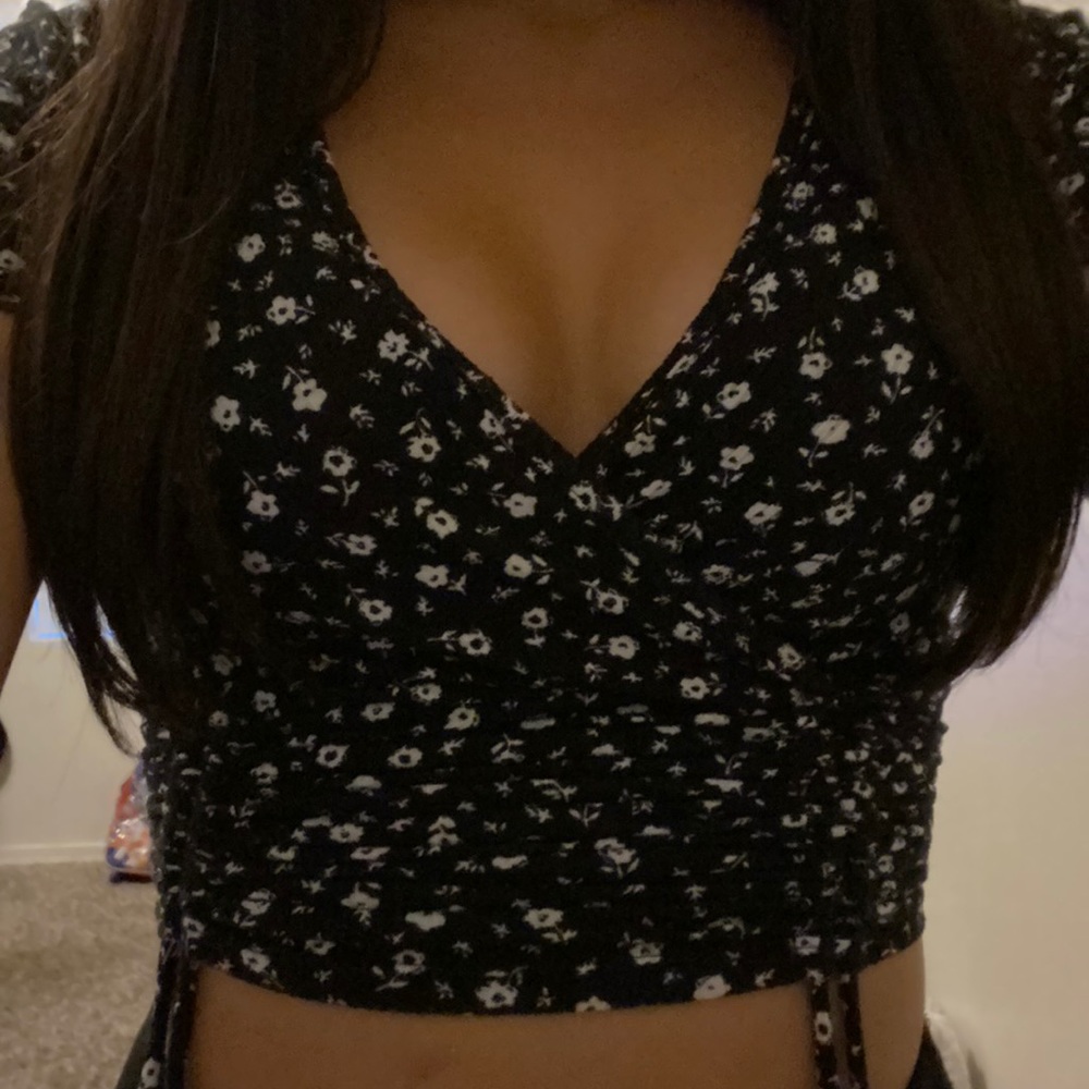 Flower crop top v neck very cute and casual